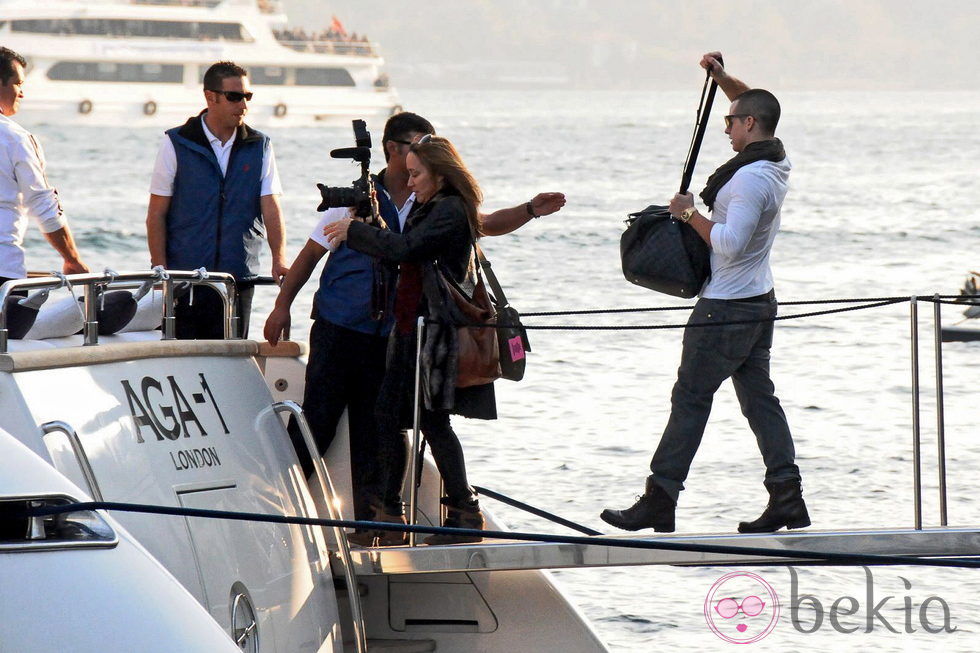 Casper Smart y Jennifer Lopez subiendo a un yate privado