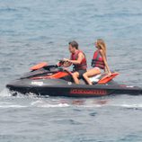 Fernando Alonso y Dasha Kapustina surcan las aguas de Palma de Mallorca en moto de agua