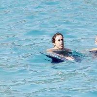 Fernando Alonso y Dasha Kapustina se dan un chapuzón en Palma de Mallorca