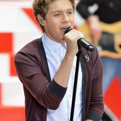 Niall Horan cantando en la Plaza Rockefeller