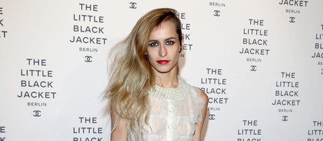 Alice Dellal rinde homenaje a la chaqueta negra de Chanel