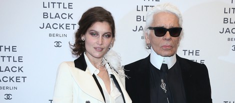 Laetitia Casta y Karl Lagerfeld rinden homenaje a la chaqueta negra de Chanel