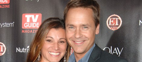 Chad Lowe y su mujer Kim posando en un photocall