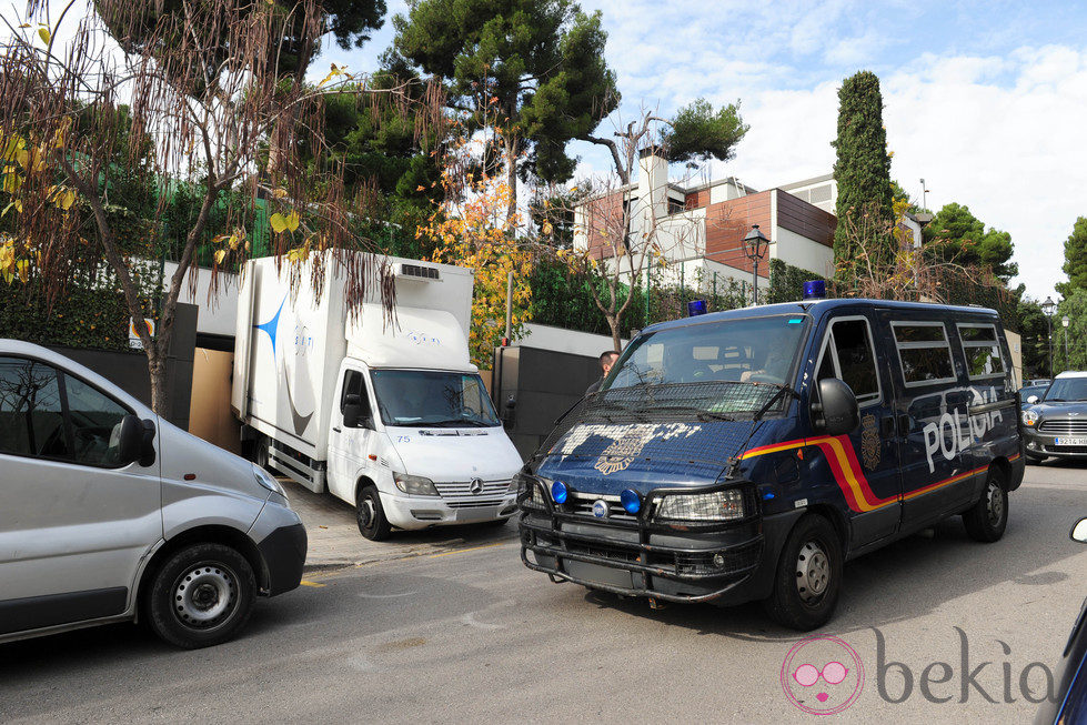 Un camión de mudanzas y un furgón policial frente a la casa de Pedralbes de los Duques de Palma