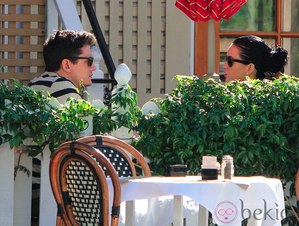 Katy Perry y John Mayer en una terraza de Santa Bárbara