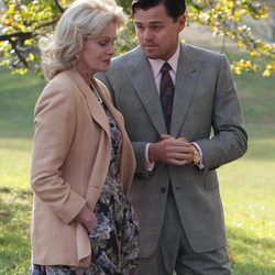 Joanna Lumley y Leonardo DiCaprio conversan en un parque