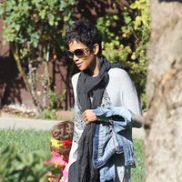 Halle Berry va a recoger a Nahla del colegio en la víspera de Acción de Gracias