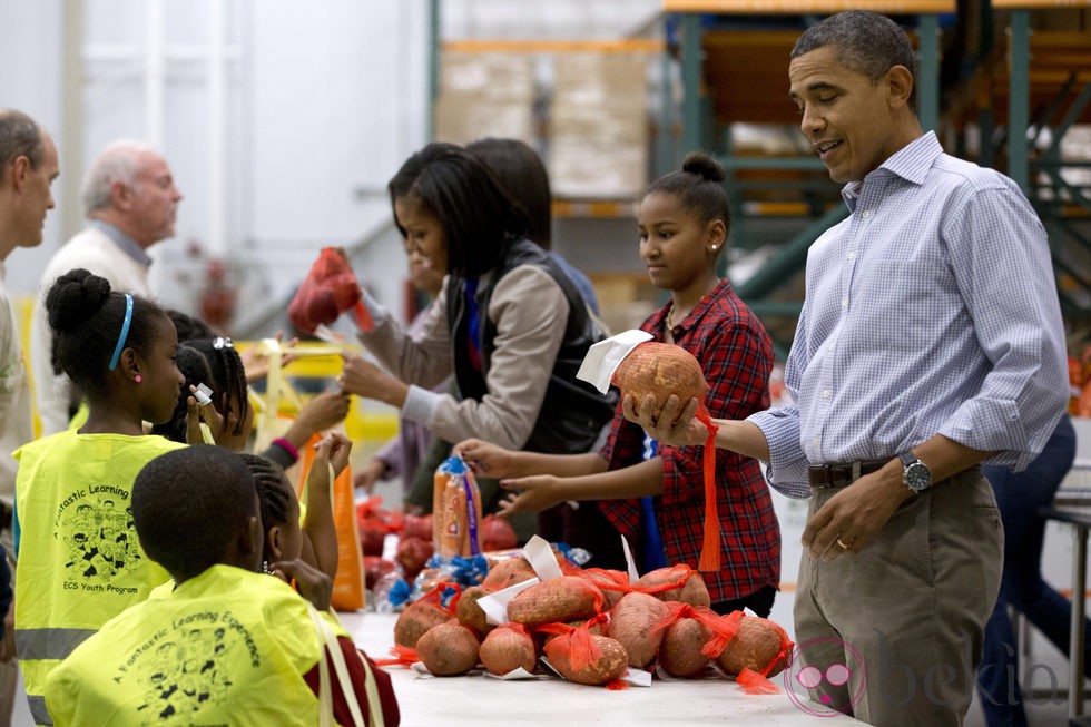 Barack Obama, Sasha y Michelle Obama reparten comida en la víspera de Acción de Gracias