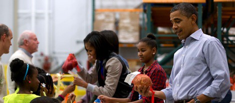 Barack Obama, Sasha y Michelle Obama reparten comida en la víspera de Acción de Gracias