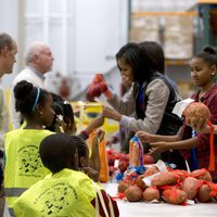 Barack Obama, Sasha y Michelle Obama reparten comida en la víspera de Acción de Gracias