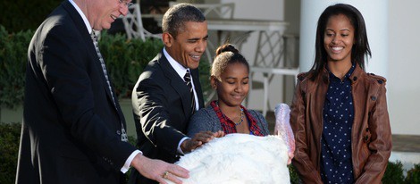 Barack Obama y sus hijas Malia y Sasha en el indulto del pavo por Acción de Gracias