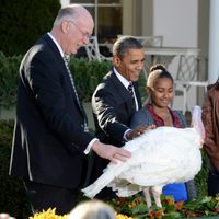 Barack Obama y sus hijas Malia y Sasha en el indulto del pavo por Acción de Gracias