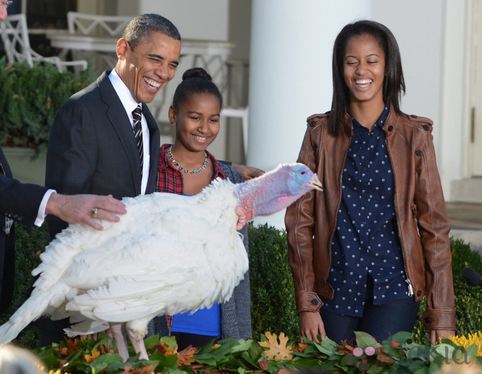 Barack Obama y se ríe con Malia y Sasha en el indulto del pavo por Acción de Gracias