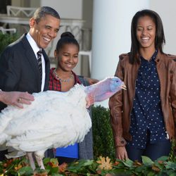 Barack Obama y se ríe con Malia y Sasha en el indulto del pavo por Acción de Gracias