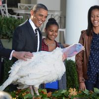 Barack Obama y se ríe con Malia y Sasha en el indulto del pavo por Acción de Gracias