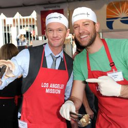 Neil Patrick Harris y Zachary Levi, solidarios en Acción de Gracias 2012