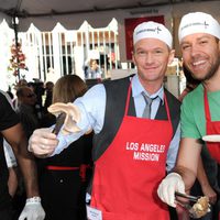 Neil Patrick Harris y Zachary Levi, solidarios en Acción de Gracias 2012