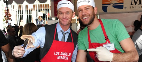 Neil Patrick Harris y Zachary Levi, solidarios en Acción de Gracias 2012