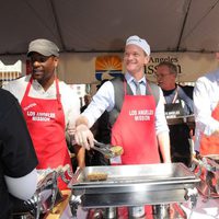 Neil Patrick Harris y Stephen Collins, solidarios en Acción de Gracias 2012