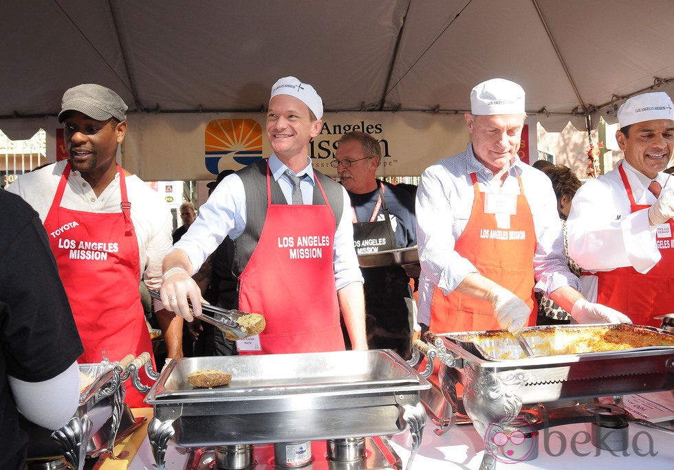 Neil Patrick Harris y Stephen Collins, solidarios en Acción de Gracias 2012