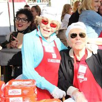 Kirk Douglas y Anne Douglas, solidarios en Acción de Gracias 2012