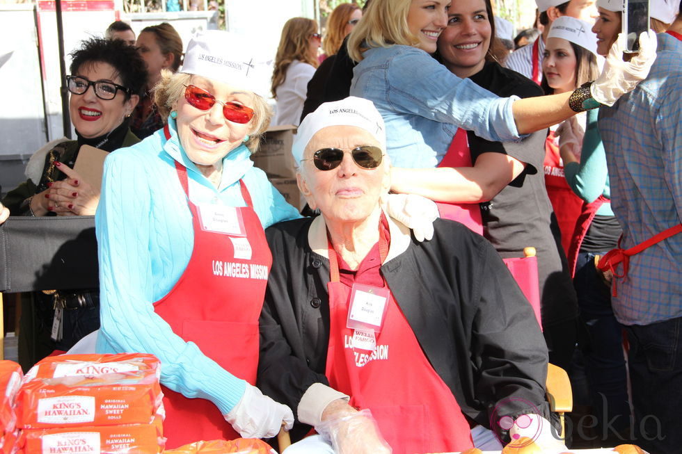 Kirk Douglas y Anne Douglas, solidarios en Acción de Gracias 2012