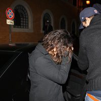 Ashton Kutcher y Mila Kunis se tapan la cara ante los paparazzi en Roma