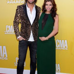 Jake Owen y su mujer embarazada en el photocall de la 46º CMA Awards 2012