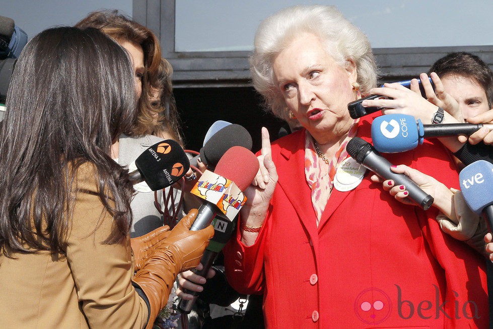 La Infanta Pilar recrimina a Aída Nizar en la inauguración del Rastrillo 2012