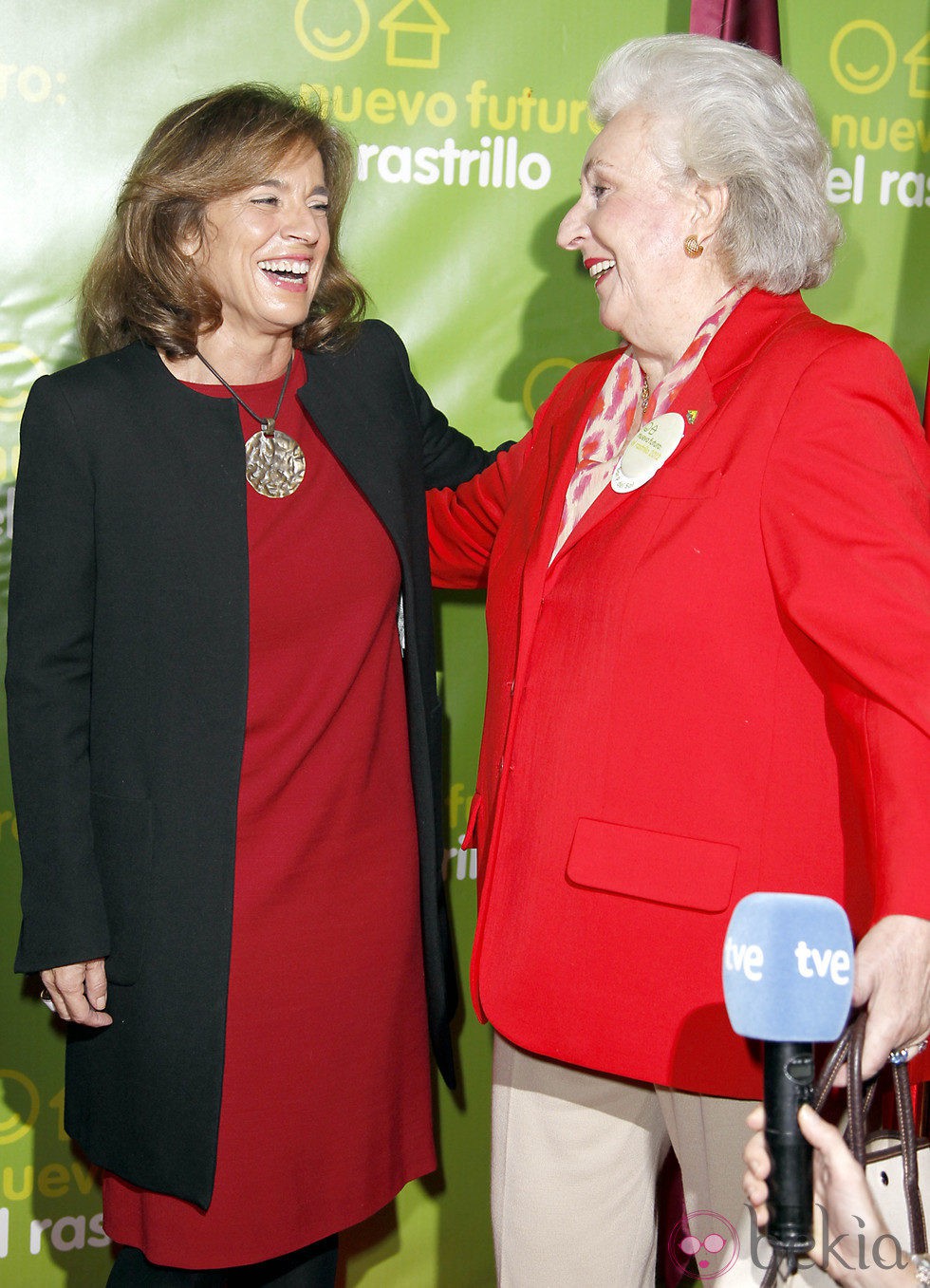 La Infanta Pilar y Ana Botella, muy cómplices en la inauguración del Rastrillo 2012