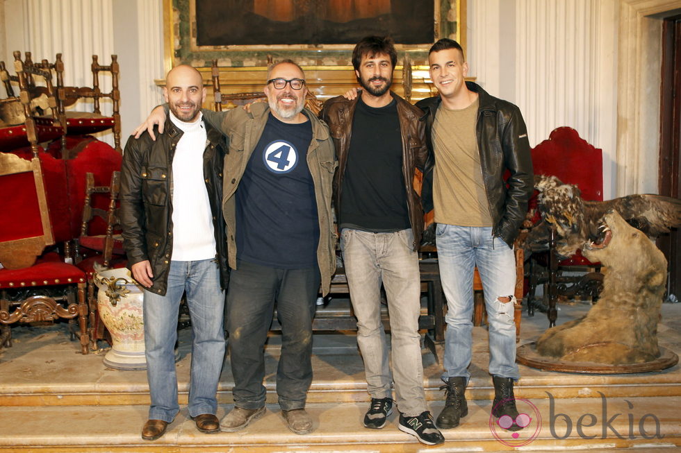 Álex de la Iglesia con Hugo Silva y Mario Casas en el rodaje de 'Las brujas de Zugarramurdi'