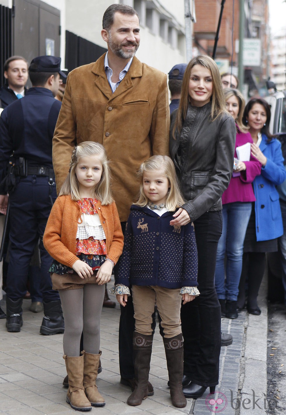 Los Príncipes Felipe y Letizia visitan al Rey con Leonor y Sofía