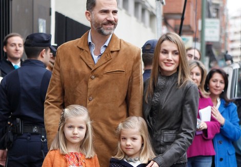 Los Príncipes Felipe y Letizia visitan al Rey con Leonor y Sofía