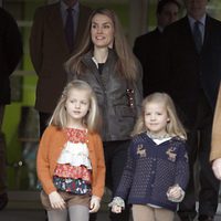 La Princesa Letizia y las Infantas Leonor y Sofía visitan al Rey tras su operación de cadera izquierda