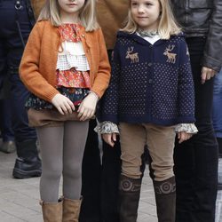 Las Infantas Leonor y Sofía visitan al Rey tras su operación de cadera