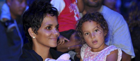 Halle Berry con su hija Nahla en brazos