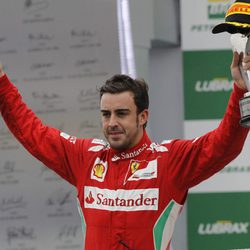 Fernando Alonso celebra su segunda plaza en el GP de Brasil 2012