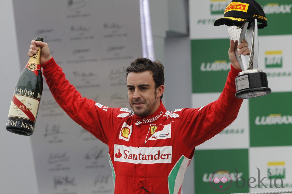 Fernando Alonso celebra su segunda plaza en el GP de Brasil 2012