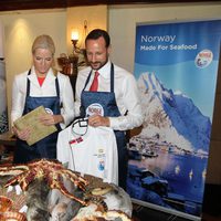 Los Príncipes Haakon y Mette-Marit con pescados y mariscos noruegos en Indonesia