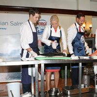 Haakon y Mette-Marit de Noruega cortando pescado en Indonesia