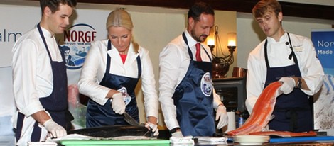 Haakon y Mette-Marit de Noruega cortando pescado en Indonesia