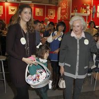 Luis Alfonso de Borbón y Margarita Vargas con la Infanta Pilar en el Rastrillo 2012