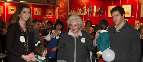 Luis Alfonso de Borbón y Margarita Vargas con la Infanta Pilar en el Rastrillo 2012