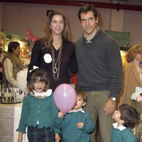 Luis Alfonso de Borbón y Margarita Vargas con sus hijos en el Rastrillo 2012