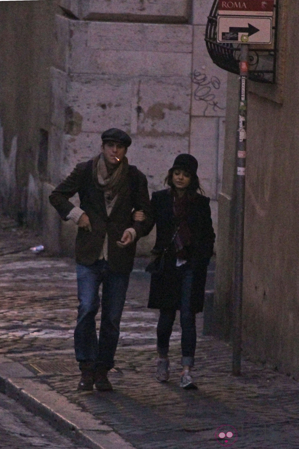 Ashton Kutcher y Mila Kunis dando un paseo matinal por Roma