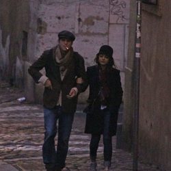 Ashton Kutcher y Mila Kunis dando un paseo matinal por Roma