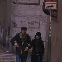 Ashton Kutcher y Mila Kunis dando un paseo matinal por Roma