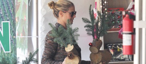 Heidi Klum comprando adornos de Navidad