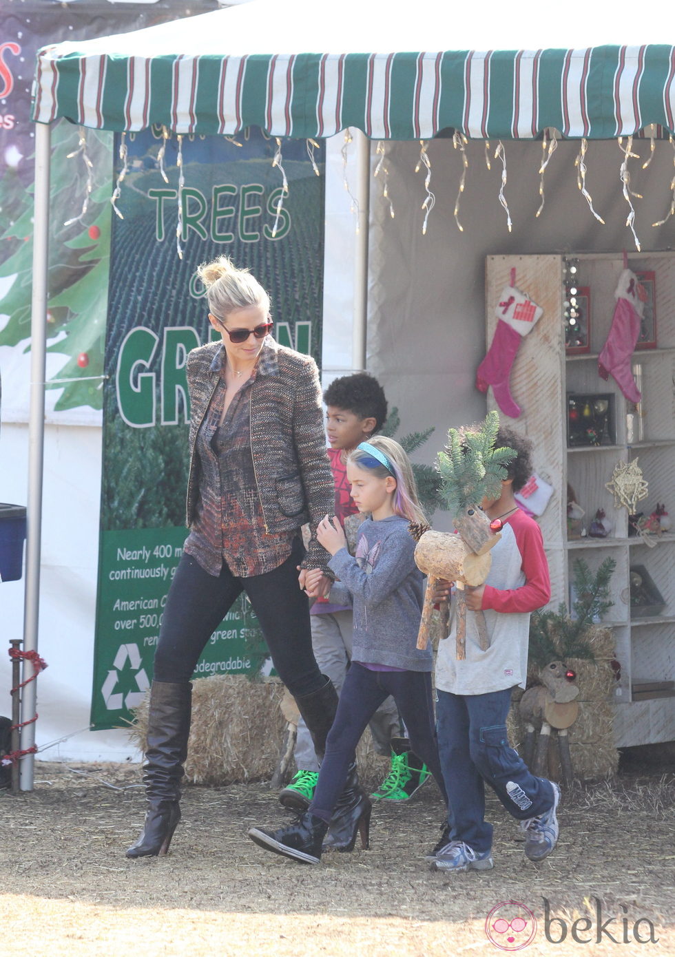 Heidi Klum comprando adornos de Navidad junto a sus hijos