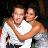 Olivier Martinez y Halle Berry cenando abrazados